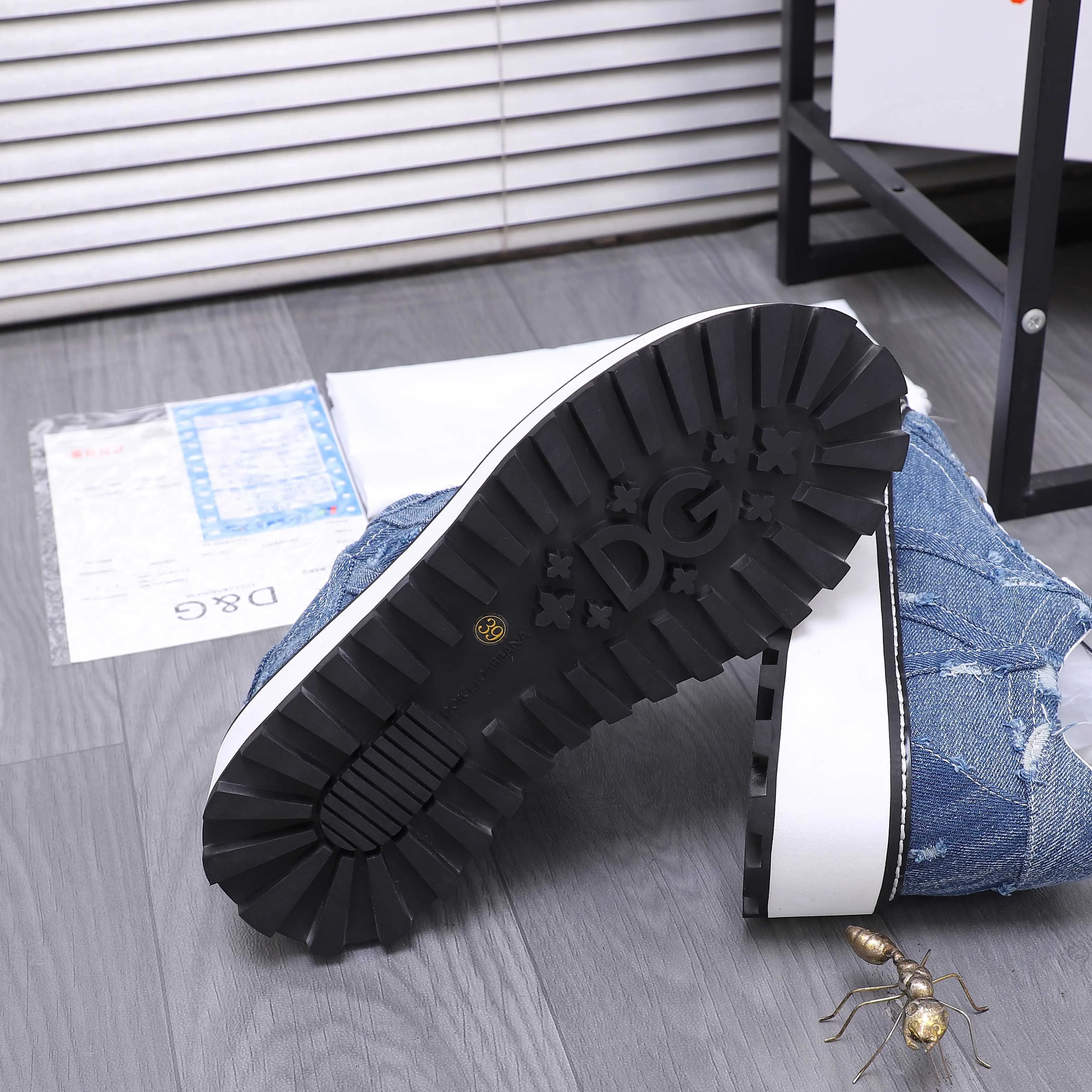 Men's shoes 💰442 Product trademark: DG (Dolce & Gabbana) casual shoes for couples. Regular size: 36-46 (45.46 is custom-made and non-returnable). Product materials: Selected denim stitching upper, leather lining, cowhide insole, non-slip rubber outsole